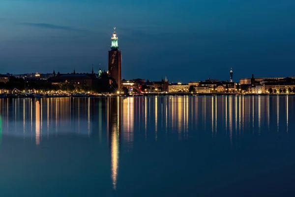 Estocolmo Suecia Una Vista Del Ayuntamiento Stadshuset Por Noche Verano —  Fotos de Stock
