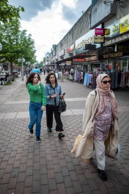 Stockholm, İsveç 20 Haziran 2023 Etnik Skarholmen banliyösünün ana meydanında kadın yayalar.