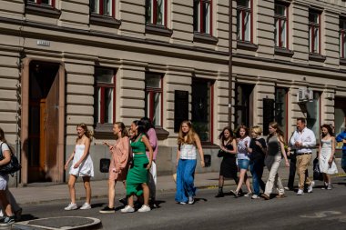 Stockholm, İsveç 13 Haziran 2023 İsveçli lise mezunları Odenplan 'daki diplomalarını kutlamak için bir kiliseye yürüyorlar..