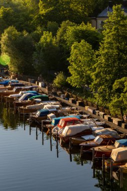 Stockholm, İsveç 15 Haziran 2023. Sodermalm 'daki Palsundet Kanalı' ndaki eski ahşap teknelerin manzarası..