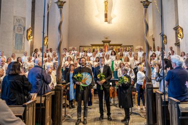 Stockholm, İsveç 10 Haziran 2023 Hogalid Kilisesi 'nin bestecisi, yönetmeni ve baş rahibi kilisenin 100 yıllık yıldönümünü kutlamak için verilen konserden sonra çiçek aldı. Matthew Peterson, Benedikt Melichar ve Gunilla Linden ile..