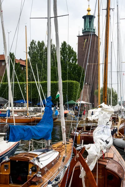 2023年6月20日在瑞典斯德哥尔摩市政厅附近的一个码头停靠的古典木船 — 图库照片