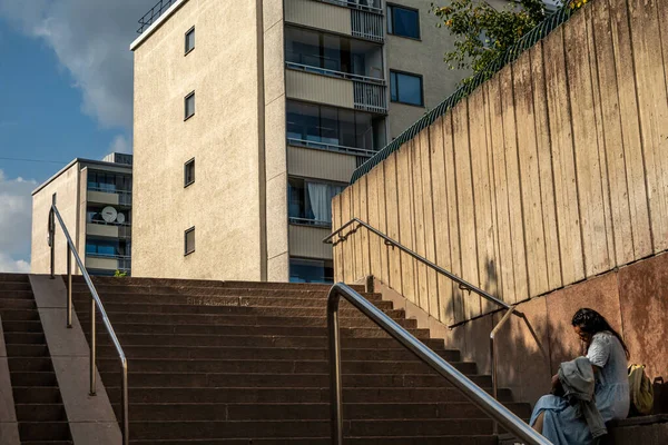 스웨덴 스톡홀름 2023 여자가 교외의 지역으로 이어지는 계단에 — 스톡 사진