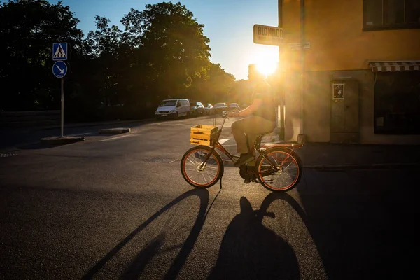 Sztokholm Szwecja Czerwca 2023 Mężczyzna Jeździ Rowerze Dzielnicy Midsommarkransen Zachodzącym — Zdjęcie stockowe