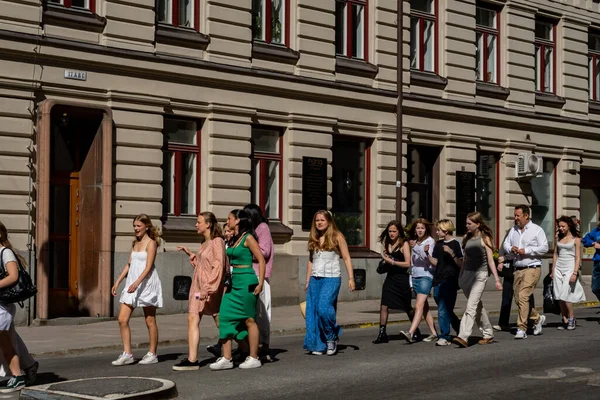 Stockholm Suède Juin 2023 Diplômés Secondaire Suédois Marchant Vers Une — Photo
