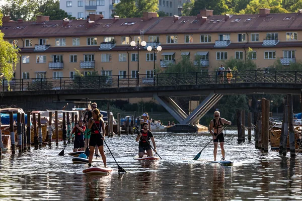 Stockholm Den Juni 2023 Grupp Människor Paddelbrädor Palsundet Kanal Södermalm — Stockfoto