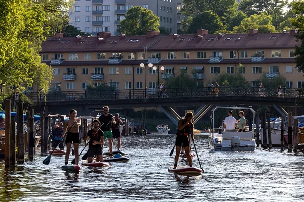 Stockholm Den Juni 2023 Grupp Människor Paddelbrädor Palsundet Kanal Södermalm — Stockfoto