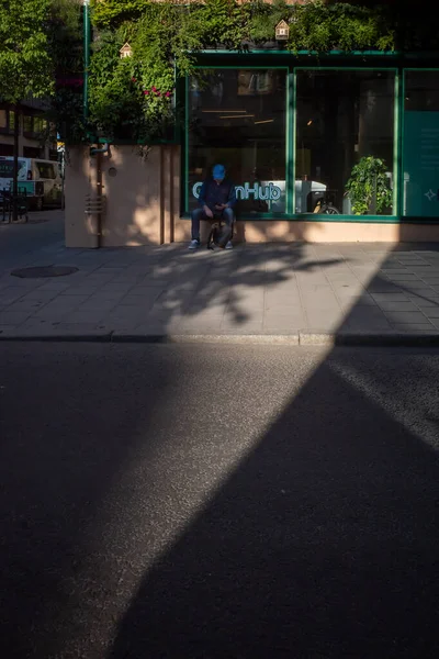 스웨덴 스톡홀름 2023 남자가 아침에 줄기의 모퉁이에 — 스톡 사진
