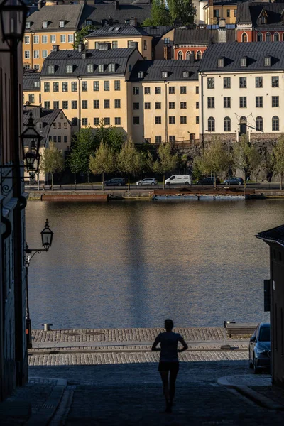Estocolmo Suecia Junio 2023 Una Persona Caminando Por Edificios Antiguos — Foto de Stock