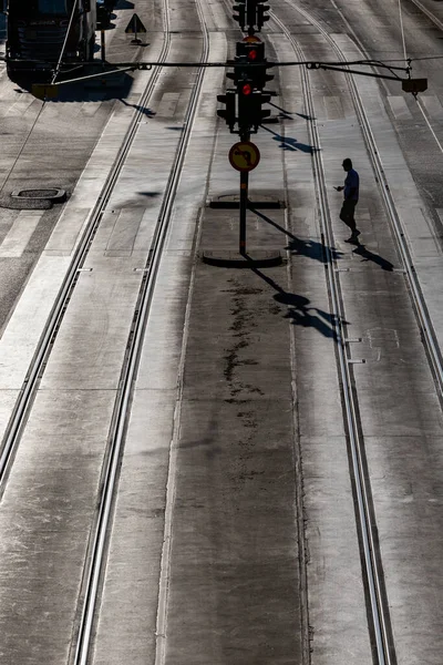 Стокгольм Швеция Июня 2023 Одинокий Мужчина Идущий Хамнгатану Трамвайным Путям — стоковое фото