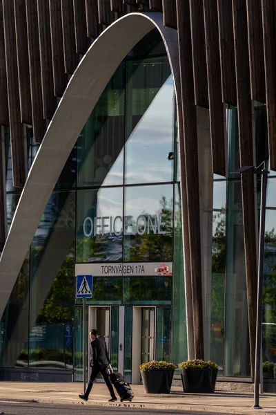 스웨덴 스톡홀름 2023 사업가가 아르네나 공항에 사무실 입구를 지나고 — 스톡 사진