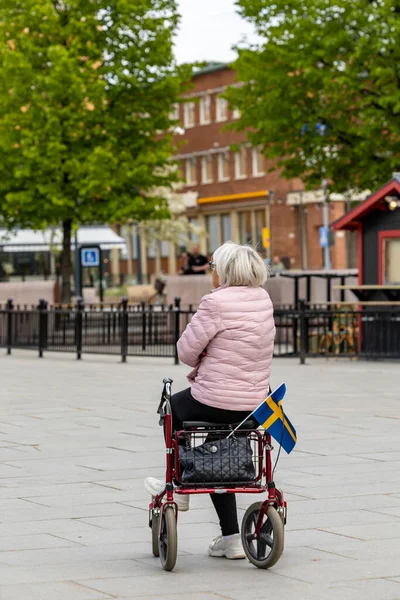 Skelleftea Suecia Junio 2023 Una Mujer Mayor Con Una Bandera —  Fotos de Stock