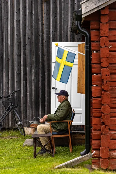 Skelleftea Suécia Junho 2023 Homem Senta Frente Sua Pequena Cabana — Fotografia de Stock