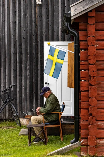 Skelleftea Suecia Junio 2023 Hombre Sienta Frente Pequeña Cabaña Con — Foto de Stock