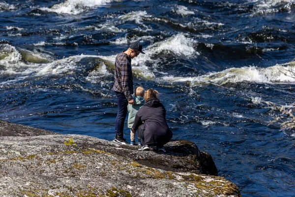 スウェーデン ストーフォルセン2023年6月9日赤ちゃんを持つ若い家族は ノルトボテン地域のピータ川のストーフォルセン川の急流を訪問しました — ストック写真