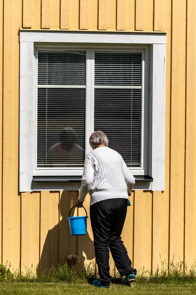 Rusksele Szwecja Czerwca 2023 Starsza Kobieta Myje Okna — Zdjęcie stockowe