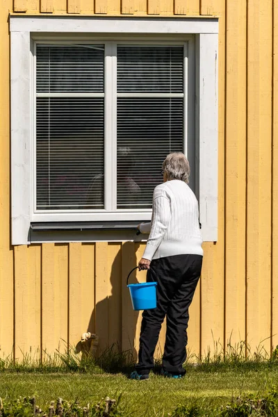 Rusksele Schweden Juni 2023 Eine Seniorin Wäscht Fenster — Stockfoto