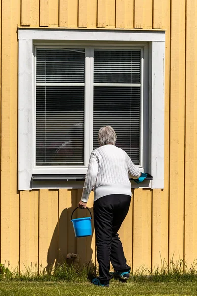 Rusksele Suecia Junio 2023 Una Mujer Mayor Lava Ventanas —  Fotos de Stock