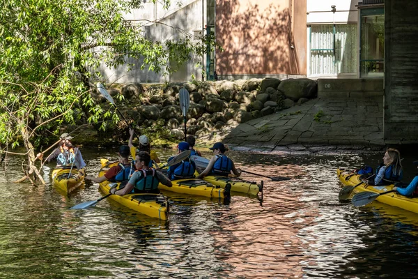 Estocolmo Suecia Junio 2023 Grupo Kayakistas Canal —  Fotos de Stock
