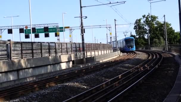 瑞典斯德哥尔摩夏季的一天 Tvarbana有轨电车驶过铁轨 — 图库视频影像