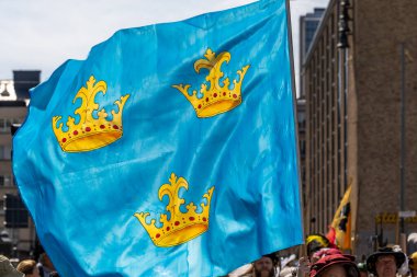 Stockholm, İsveç 24 Haziran 2023 Kral Gustav Wasa 'nın 1523' te Stockholm 'de İsveç ulusunu ve Üç Kronor bayrağını kurmasından bu yana 500 yıl geçtikten sonra yeniden canlandırma töreni ve seyirciler.,