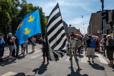 Stockholm, İsveç 24 Haziran 2023 Kral Gustav Wasa 'nın 1523' te Stockholm 'de İsveç ulusunu ve Üç Kronor bayrağını kurmasından bu yana 500 yıl geçtikten sonra yeniden canlandırma töreni ve seyirciler.,