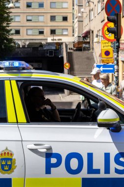 Stockholm, İsveç 24 Haziran 2023 Polis arabasının içinde bir polis oturuyor..