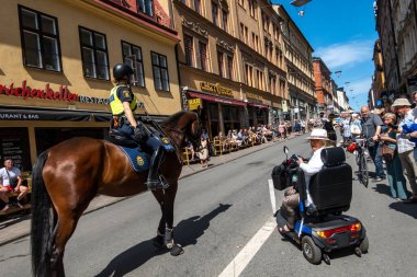 Stockholm, İsveç 24 Haziran 2023 Polis atları, yeniden canlandırma töreninde kalabalığı kontrol ediyor ve Kral Gustav Wasa 'nın 1523' te Stockholm 'ü alarak İsveç' i kurmasından bu yana 500 yıl geçti..