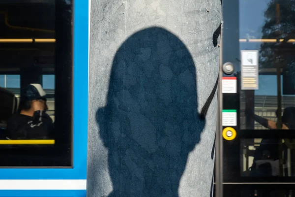 2023年6月20日 瑞典斯德哥尔摩一个人的头的影子投射在电车轨道附近的电线杆上 — 图库照片