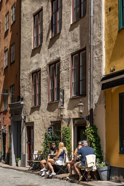 ストックホルム スウェーデン2023年6月24日オスターランガタンの旧市街やガムラ スタンの魅力的な屋外カフェに座っている人々 — ストック写真