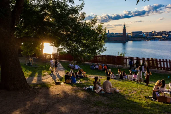 Stockholm Den Juni 2023 Folk Sitter Gräset Vid Solnedgången Vid — Stockfoto
