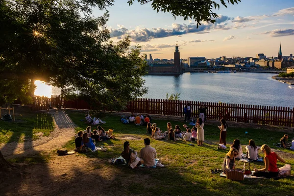 Stockholm Den Juni 2023 Folk Sitter Gräset Vid Solnedgången Vid — Stockfoto