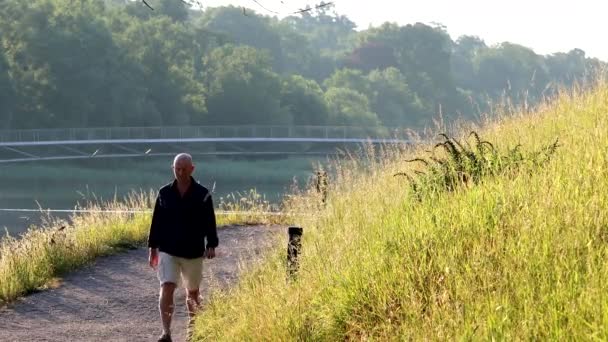 Stockholm Sveç Bir Adam Sabahın Erken Saatlerinde Curgarden Parkında Yürüyor — Stok video