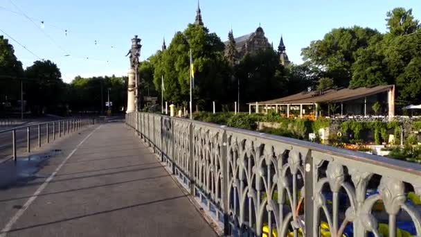 スウェーデンのストックホルム夏の早朝にあるランドマークのダーガーデン橋 — ストック動画
