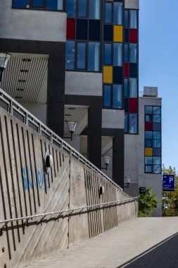 Stockholm, İsveç 27 Haziran 2023 Globen bölgesinde bir bisiklet rampası ve renkli binalar..