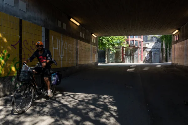 Стокгольм Швеція Червня 2023 Велосипедисти Підземному Переході Глобальному Районі Літній — стокове фото