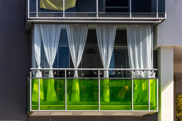 Estocolmo Suécia Junho 2023 Uma Varanda Edifício Residencial Com Vidro — Fotografia de Stock