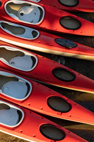 Estocolmo Suecia Junio 2023 Una Línea Kayaks Rojos Estacionada Una — Foto de Stock