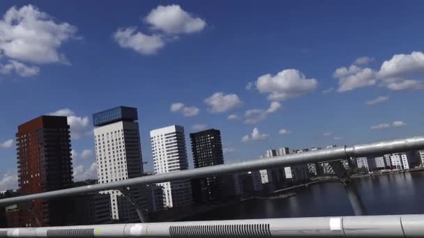 Stockholm Sveç Modern Liljeholmskajen Ilçesine Bakan Yaya Bisiklet Yolu Üzerinde — Stok video