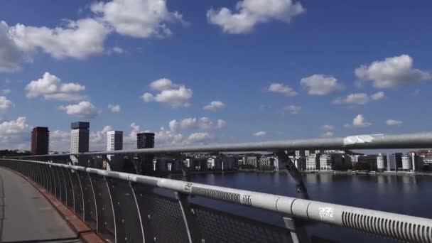 Стокгольм Швеция Велопробег Мосту Арста Пешеходной Велосипедной Дорожке Видом Современный — стоковое видео
