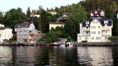 Stockholm, İsveç Güneş Malaren Gölü kıyısındaki Malarhojden kıyısında batıyor.. 