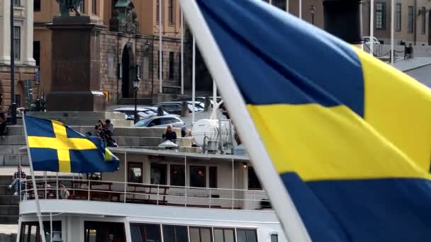 Estocolmo Suecia Banderas Suecas Ondean Sobre Los Ferries Del Archipiélago — Vídeos de Stock
