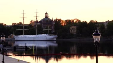 Stockholm, İsveç Bir sokak lambası Baltık Denizi 'nden yükselen güneşi yansıtır Eski Şehir veya Gamla Stan.