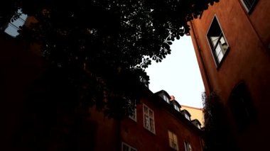 Stockholm, İsveç Eski Şehir 'de dar bir sokak manzarası, ya da şafak vakti Gamla Stan.. 