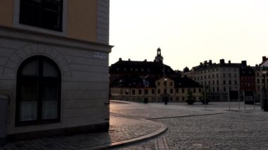 Stockholm, İsveç Birger Jarls Torg 'un Riddarholmen adasındaki manzarası ve yürüyen bir adam..