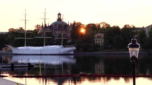 Stockholm Schweden Ein Laternenpfahl Reflektiert Die Aufgehende Sonne Über Der — Stockvideo