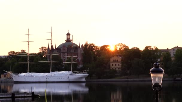 Estocolmo Suecia Poste Luz Refleja Sol Naciente Sobre Mar Báltico — Vídeo de stock