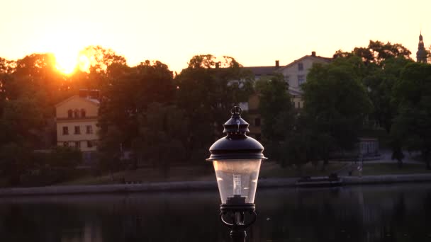 Στοκχόλμη Σουηδία Ένας Φανοστάτης Αντανακλά Την Άνοδο Του Ήλιου Πάνω — Αρχείο Βίντεο