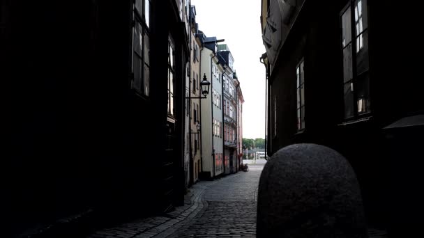スウェーデンのストックホルム旧市街の狭い路地 またはガンラ スタンの夜明けの景色 — ストック動画