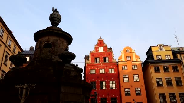 ストックホルム スウェーデン旧市街にあるストーターゲットとハンセン病の建物の噴水 またはガンラ スタンとストックホルム ブラッド バスのサイト — ストック動画